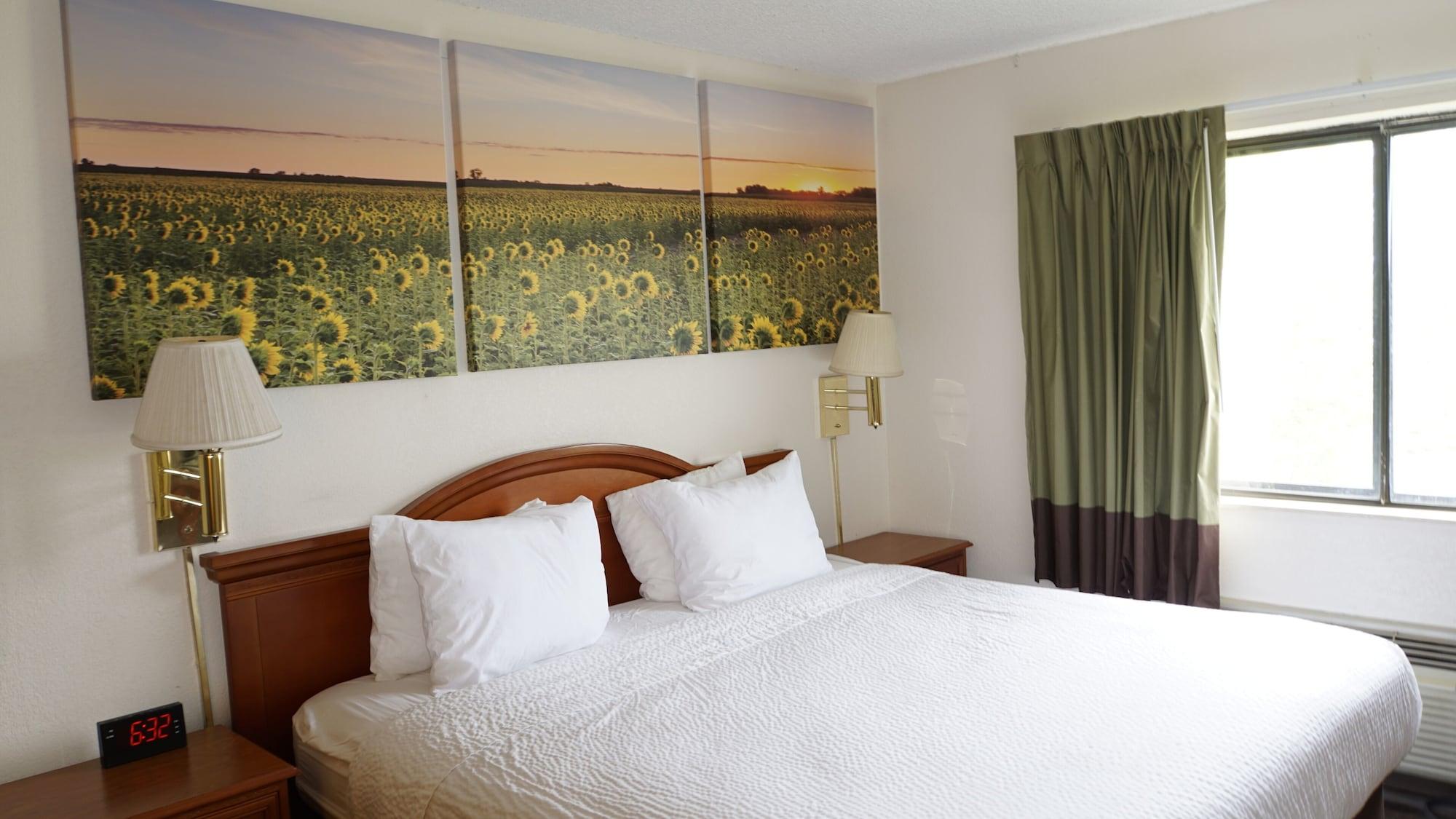 Days Inn By Wyndham Topeka Dış mekan fotoğraf