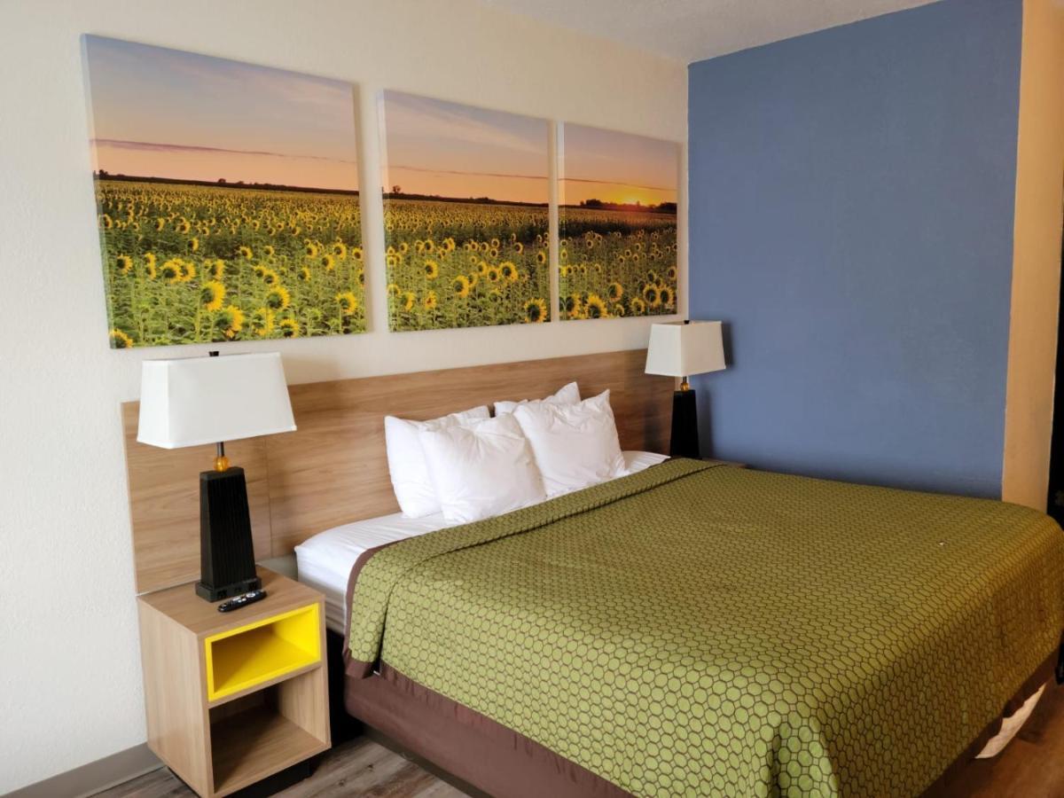 Days Inn By Wyndham Topeka Dış mekan fotoğraf
