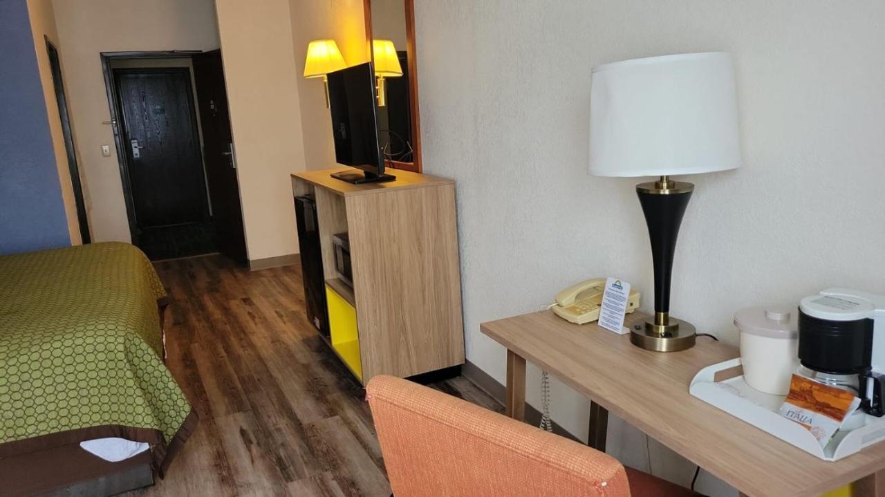 Days Inn By Wyndham Topeka Dış mekan fotoğraf