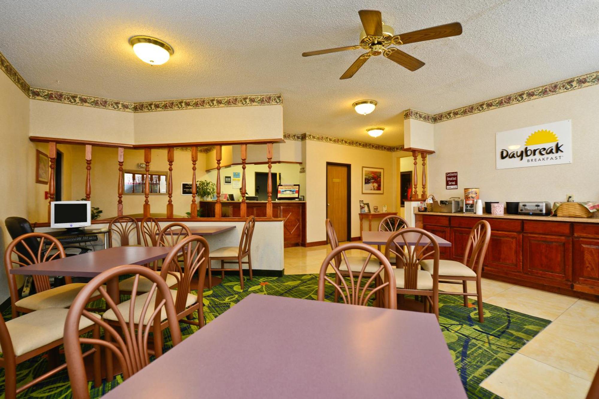 Days Inn By Wyndham Topeka Dış mekan fotoğraf