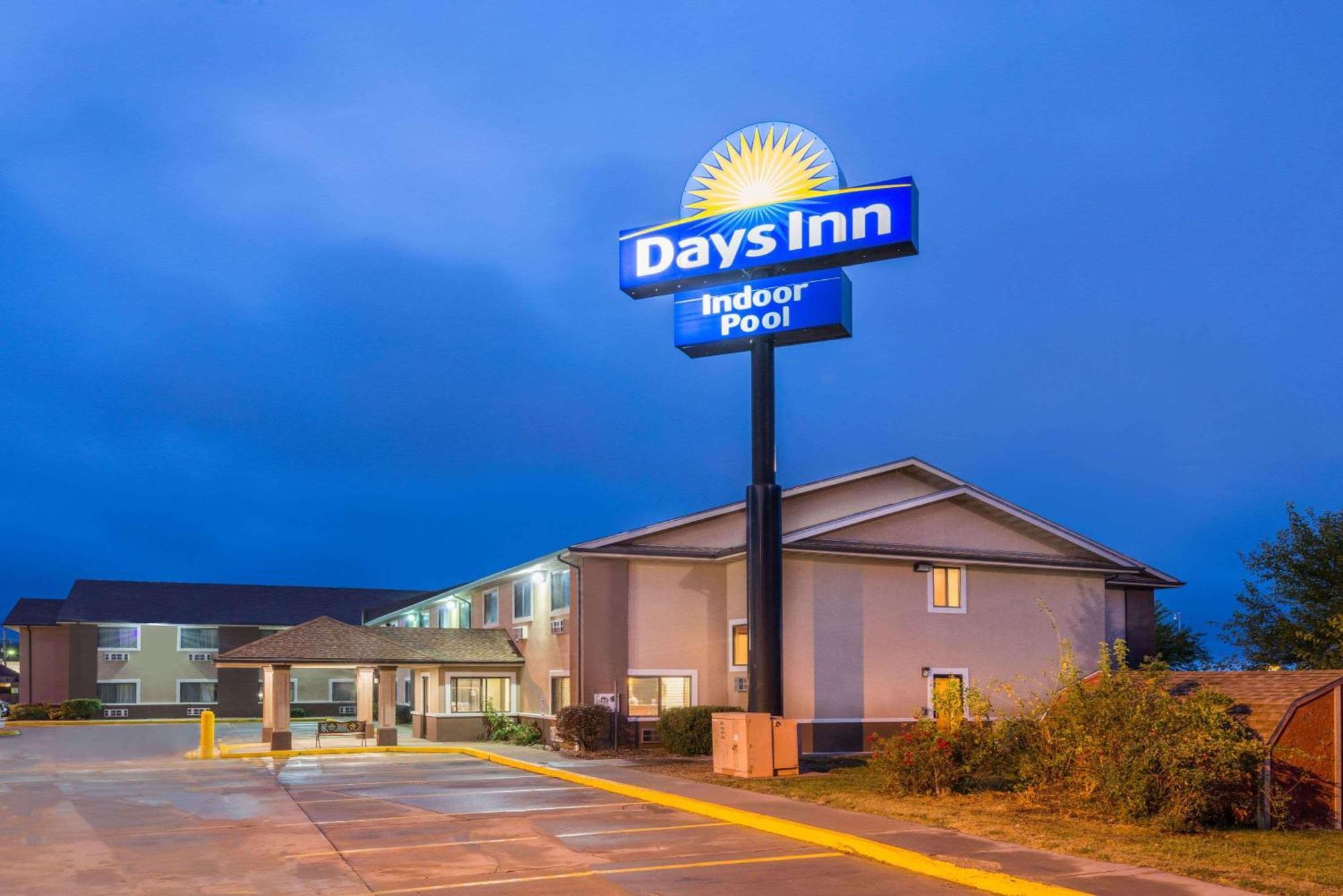Days Inn By Wyndham Topeka Dış mekan fotoğraf