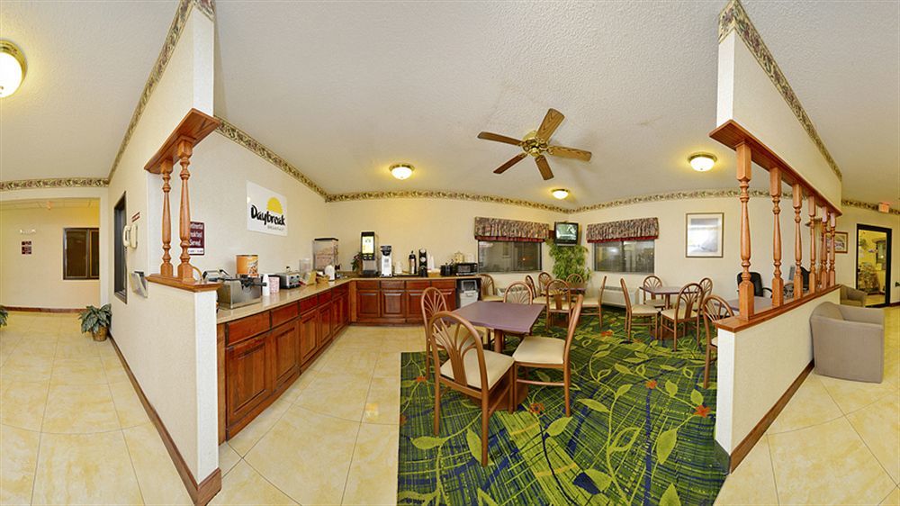 Days Inn By Wyndham Topeka Dış mekan fotoğraf